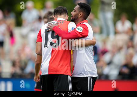 ROTTERDAM, NIEDERLANDE - 27. JULI: Cole Bassett von Feyenoord, Danilo von Feyenoord feiern das Tor während des Vorsaison-Freundschaftsspiels zwischen Feyenoord und NAC Breda am 27. Juli 2022 in Rotterdam, Niederlande (Foto: Broer van den Boom/Orange Picts) Stockfoto