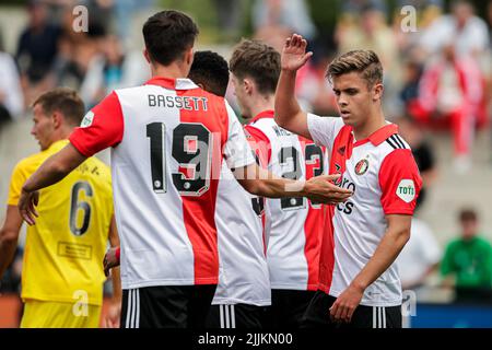 ROTTERDAM, NIEDERLANDE - 27. JULI: Alireza Jahanbakhsh von Feyenoord, Cole Bassett von Feyenoord, Danilo von Feyenoord feiern das Tor während des Vorsaison-Freundschaftsspiels zwischen Feyenoord und NAC Breda am 27. Juli 2022 in Varkenoord in Rotterdam, Niederlande (Foto von Broer van den Boom/Orange Picches) Stockfoto