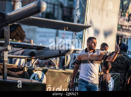 Gaza, Palästina. 26.. Juli 2022. Ein Palästinenser posiert für ein Foto neben einer lokal hergestellten Drohne in Khan Younis im südlichen Gazastreifen. (Foto von Yousef Masoud/SOPA Images/Sipa USA) Quelle: SIPA USA/Alamy Live News Stockfoto