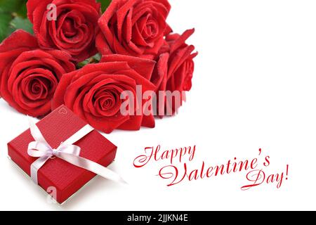 Rote Rosen Blumen und Geschenkbox auf weißem Hintergrund. Grußkarte. Platz für Text kopieren Stockfoto