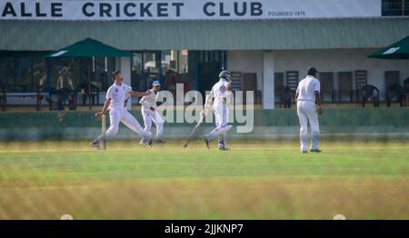 Galle, Sri Lanka - 02 03 2022: Schulkricketspieler spielen ein Rotball-Testspiel auf dem Galle Cricket Club-Gelände. Stockfoto