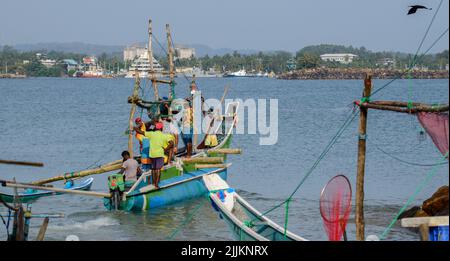 Galle, Sri Lanka - 02 03 2022: Ein Motorboot fährt zum Angeln und viele lokale Fischer sind auf dem Fischerboot. Stockfoto