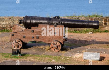 Die niederländische 18-Pfünder-gusseiserne Kanone wurde auf einer hölzernen Garnison-Wagennachbildung in Galle Fort montiert. Stockfoto