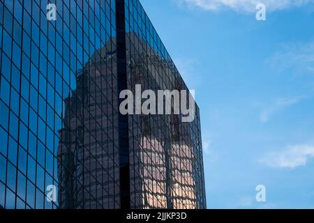 Architekturdetails eines modernen Wolkenkratzers mit blauem Himmel in Montreal, Kanada. Stockfoto