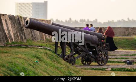 Seit der Kolonialzeit sind Eisenkanonen ausgestellt, die das Fort von Galle bewachen. Stockfoto