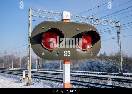 Bahnübergangssignale am Bahnübergang im Dorf Rogow im Kreis Brzeziny in der woiwodschaft Lodzkie in Polen Stockfoto