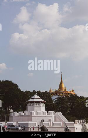 Das Mahakan Fort und der Wat Saket Buddhistischer Tempel in Bangkok, Thailand Stockfoto