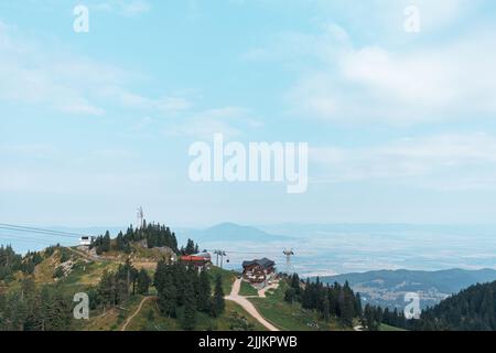 Eine Landschaftsansicht von Poiana, Brasov, Rumänien mit einem hellblauen Himmel im Hintergrund Stockfoto