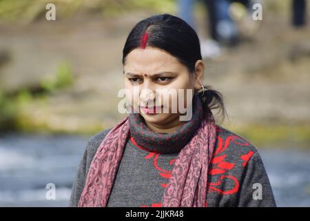 Eine flache Fokusaufnahme einer südostasiatischen Frau mit einem Bindi und Nasenpiercing Stockfoto