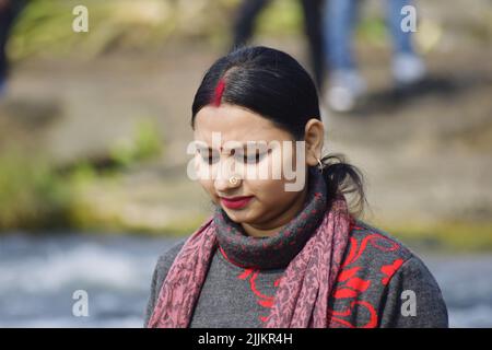 Eine flache Fokusaufnahme einer südostasiatischen Frau mit einem Bindi und Nasenpiercing Stockfoto