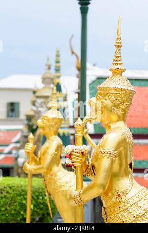 Die religiösen Statuen im Tempel des Smaragd-Buddha in Thailand Stockfoto