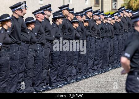 Die Polizei Schottland startet eine Rekrutierungskampagne, da mehr als 300 neue Beamte während einer Zeremonie im Police Scotland Headquarters, Tulliallan, Perthshire, ihren Amtseid ablegen. Bilddatum: Mittwoch, 27. Juli 2022. Stockfoto