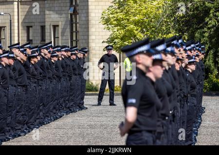 Die Polizei Schottland startet eine Rekrutierungskampagne, da mehr als 300 neue Beamte während einer Zeremonie im Police Scotland Headquarters, Tulliallan, Perthshire, ihren Amtseid ablegen. Bilddatum: Mittwoch, 27. Juli 2022. Stockfoto