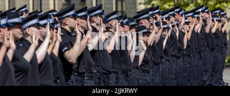 Die Polizei Schottland startet eine Rekrutierungskampagne, da mehr als 300 neue Beamte während einer Zeremonie im Police Scotland Headquarters, Tulliallan, Perthshire, ihren Amtseid ablegen. Bilddatum: Mittwoch, 27. Juli 2022. Stockfoto
