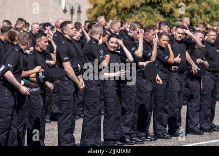 Die Polizei Schottland startet eine Rekrutierungskampagne, da mehr als 300 neue Beamte während einer Zeremonie im Police Scotland Headquarters, Tulliallan, Perthshire, ihren Amtseid ablegen. Bilddatum: Mittwoch, 27. Juli 2022. Stockfoto