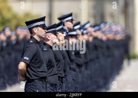 Die Polizei Schottland startet eine Rekrutierungskampagne, da mehr als 300 neue Beamte während einer Zeremonie im Police Scotland Headquarters, Tulliallan, Perthshire, ihren Amtseid ablegen. Bilddatum: Mittwoch, 27. Juli 2022. Stockfoto