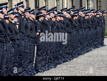 Die Polizei Schottland startet eine Rekrutierungskampagne, da mehr als 300 neue Beamte während einer Zeremonie im Police Scotland Headquarters, Tulliallan, Perthshire, ihren Amtseid ablegen. Bilddatum: Mittwoch, 27. Juli 2022. Stockfoto