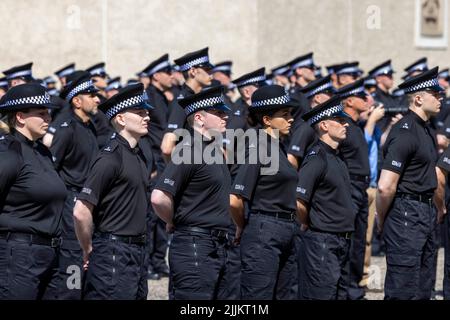 Die Polizei Schottland startet eine Rekrutierungskampagne, da mehr als 300 neue Beamte während einer Zeremonie im Police Scotland Headquarters, Tulliallan, Perthshire, ihren Amtseid ablegen. Bilddatum: Mittwoch, 27. Juli 2022. Stockfoto