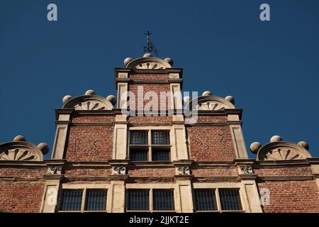 Ein niedriger Blickwinkel auf ein historisches Backsteingebäude mit bogenförmigen Elementen Stockfoto