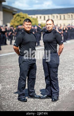 Die Polizei in Schottland startet eine Rekrutierungskampagne mit den neuen Offizieren Steve Chan und Natalie Barrie, da mehr als 300 neue Offiziere während einer Zeremonie im Police Scotland Headquarters, Tulliallan, Perthshire, ihren Amtseid ablegen. Bilddatum: Mittwoch, 27. Juli 2022. Stockfoto