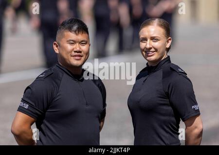 Die Polizei in Schottland startet eine Rekrutierungskampagne mit den neuen Offizieren Steve Chan und Natalie Barrie, da mehr als 300 neue Offiziere während einer Zeremonie im Police Scotland Headquarters, Tulliallan, Perthshire, ihren Amtseid ablegen. Bilddatum: Mittwoch, 27. Juli 2022. Stockfoto