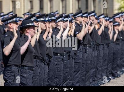 Die Polizei Schottland startet eine Rekrutierungskampagne, da mehr als 300 neue Beamte während einer Zeremonie im Police Scotland Headquarters, Tulliallan, Perthshire, ihren Amtseid ablegen. Bilddatum: Mittwoch, 27. Juli 2022. Stockfoto