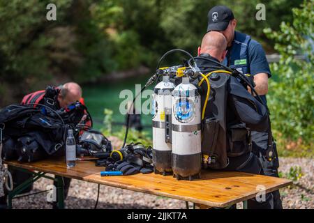 Porta Westfalica, Deutschland. 27.. Juli 2022. Die Polizeitaucher der Diving Unit Bochum sind am Rand des Wassers ausgerüstet, wo am Sonntag (24.07.2022) aus ungeklärten Gründen beim Baden zwei Personen nicht wieder aufgetaucht sind. Nach Angaben eines Feuerwehrsprechers sind einige Teile des Sees etwa 30 Meter tief. Experten der Polizei wollen nun mit einer Unterwassersonde nach den beiden Menschen suchen. Quelle: Lino Mirgeler/dpa/Alamy Live News Stockfoto