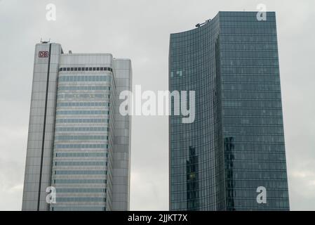 Die Low-Angle-Aufnahme von Wolkenkratzern unter einem düsteren Himmel in Frankfurt, Deutschland Stockfoto