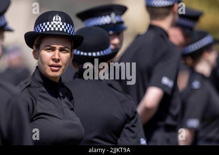 Die Polizei Schottland startet eine Rekrutierungskampagne, da mehr als 300 neue Beamte während einer Zeremonie im Police Scotland Headquarters, Tulliallan, Perthshire, ihren Amtseid ablegen. Bilddatum: Mittwoch, 27. Juli 2022. Stockfoto