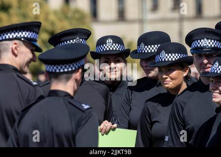 Die Polizei Schottland startet eine Rekrutierungskampagne, da mehr als 300 neue Beamte während einer Zeremonie im Police Scotland Headquarters, Tulliallan, Perthshire, ihren Amtseid ablegen. Bilddatum: Mittwoch, 27. Juli 2022. Stockfoto
