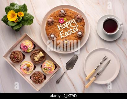 Food-Fotografie von osterkuchen, Kuchen, Cupcakes, Tee Stockfoto