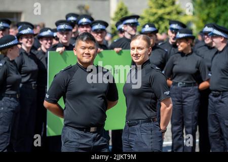 Die Polizei in Schottland startet eine Rekrutierungskampagne mit den neuen Offizieren Steve Chan und Natalie Barrie, da mehr als 300 neue Offiziere während einer Zeremonie im Police Scotland Headquarters, Tulliallan, Perthshire, ihren Amtseid ablegen. Bilddatum: Mittwoch, 27. Juli 2022. Stockfoto