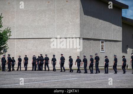 Die Polizei Schottland startet eine Rekrutierungskampagne, da mehr als 300 neue Beamte während einer Zeremonie im Police Scotland Headquarters, Tulliallan, Perthshire, ihren Amtseid ablegen. Bilddatum: Mittwoch, 27. Juli 2022. Stockfoto