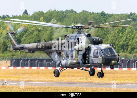 MIL Mi-171 Sturmhubschrauber der tschechischen Luftwaffe, der auf der Royal International Air Tattoo Airshow, RAF Fairford, Gloucestershire, Großbritannien, fliegt. Anheben Stockfoto