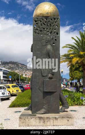 Statue auf der Avenida do Mar, Funchal, die dem Geschäftszweig von Madeira gewidmet ist. Stockfoto