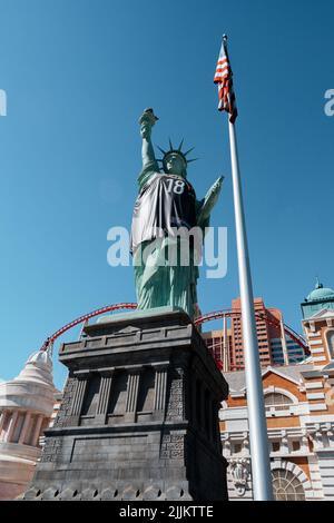 Eine vertikale Aufnahme der Freiheitsstatue in Las Vegas vor dem New York Hotel and Casino Stockfoto