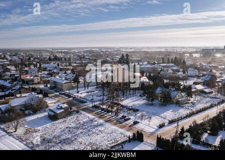 Luftaufnahme des Dorfes Rogow in der Woiwodschaft Lodzkie in Polen Stockfoto