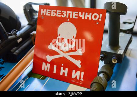 Kiew, Ukraine. 27.. Juli 2022. Während einer Sicherheitsunterweisung ist ein Schild mit dem Namen „gefährliche Minen“ zu sehen. Sicherheitsunterweisung und -Schulung unter Beteiligung der Führung des staatlichen Notdienstes der Ukraine, der Retter, Sapper, Psychologen und Mitarbeiter der Gesellschaft des Roten Kreuzes der Ukraine in Kiew. Die Schulungen werden vor dem Hintergrund der anhaltenden militärischen Aggression der Russischen Föderation und der Bedrohung durch Raketenangriffe durchgeführt. (Foto: Aleksandr Gusev/SOPA Images/Sipa USA) Quelle: SIPA USA/Alamy Live News Stockfoto