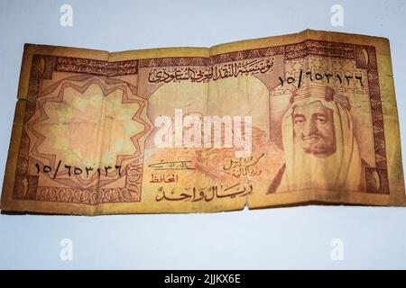 Seltene alte Riyal der Saudi-arabischen Fremdwährungsnotiz, Saudi-arabische Alte Fremdwährungsnotiz, sehr alte Währung mit weißem Hintergrund Stockfoto