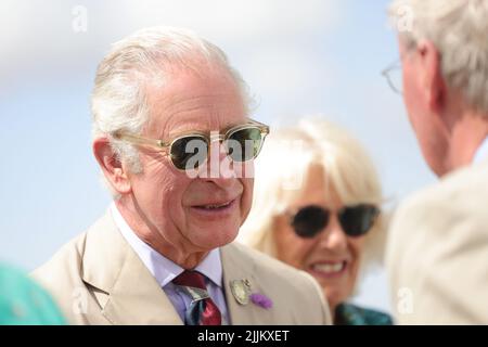 Der Prinz von Wales bei seinem Besuch und der Führung der Sandringham Flower Show im Sandringham House in Norfolk. Bilddatum: Mittwoch, 27. Juli 2022. Stockfoto