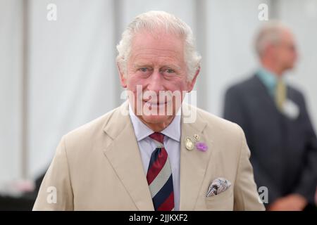 Der Prinz von Wales bei seinem Besuch und der Führung der Sandringham Flower Show im Sandringham House in Norfolk. Bilddatum: Mittwoch, 27. Juli 2022. Stockfoto