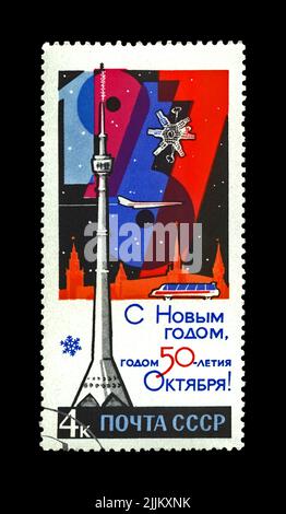 Ostankino Fernsehturm, Molniya 1 Satellit und Kreml oder Neujahr, um 1966. 50.. Jahrestag der Oktoberrevolution. Frohes Neues Jahr 1967. Stockfoto