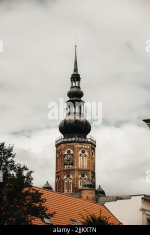 Eine vertikale Aufnahme des Nikolaus-Doms in Greifswald, Deutschland. Stockfoto