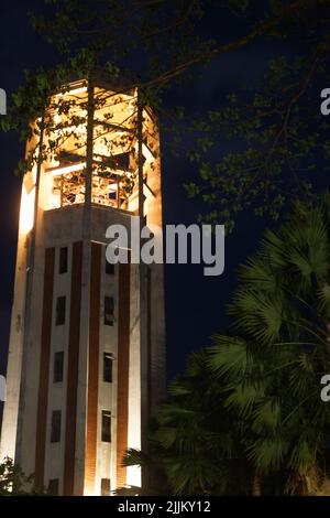 Eine vertikale Aufnahme des Carillon Tower, der Universität der Philippinen, in Diliman, Quezon City, bei Nacht Stockfoto