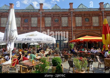 Berlin, Hackescher Markt, dahinter S-Bahn-Station // Berlin, Street Life am Hackeschen Markt Stockfoto