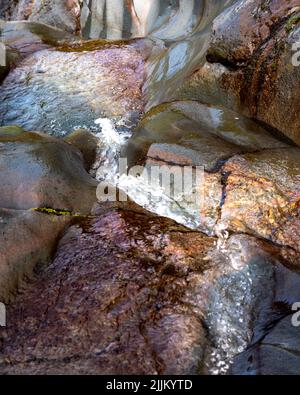 Eine vertikale Aufnahme der Wilkies Pools in Mount Taranaki, Neuseeland Stockfoto