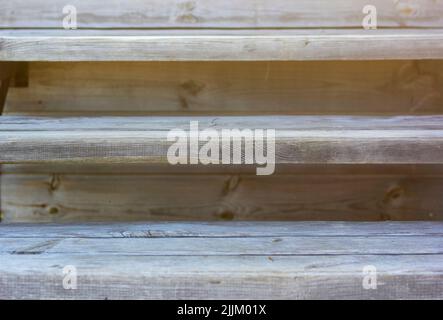 Holztreppe nach oben. Parallele horizontale aufsteigende Schritte Stockfoto