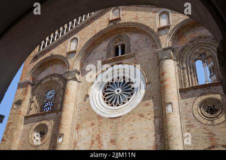 Crema, Provinz Cremona, Lombardei, Italien: Außenansicht der Kathedrale von Medieival (duomo) Stockfoto