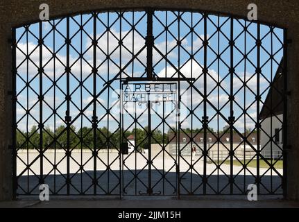 Nazi-Slogan "Arbeit macht frei" am Tor des Jourhausgebäudes, durch das die Gefangenen in das ehemalige Konzentrationslager Dachau, das jetzt KZ-Gedenkstätte Dachau in Dachau bei München in Bayern, Deutschland, eingeliefert wurden. Das ursprüngliche Tor ist jetzt im Museum ausgestellt. Stockfoto