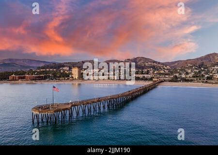 Ein Pier an einem Strand bei Sonnenuntergang in Ventura, Kalifornien Stockfoto